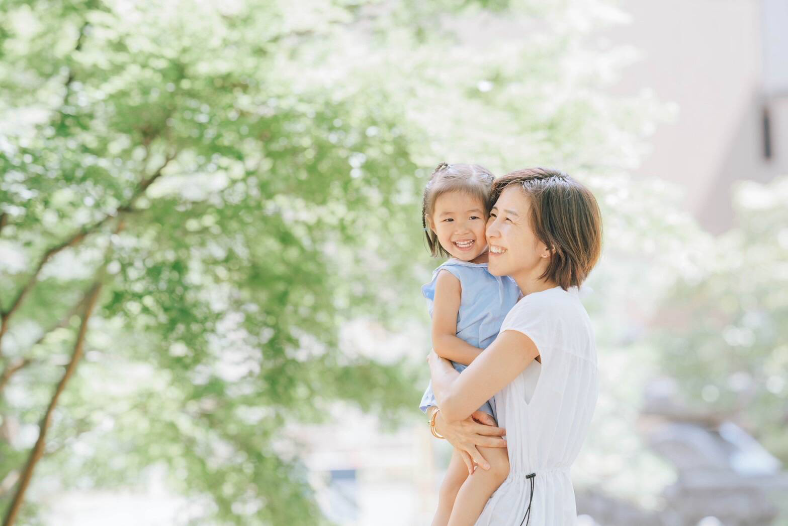 新緑の中の親子