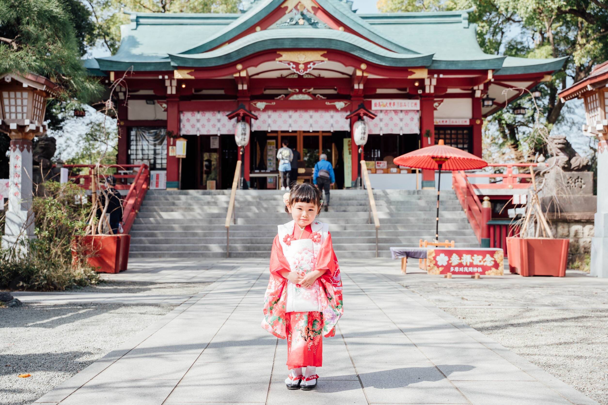 七五三、社の前ではにかむ女の子