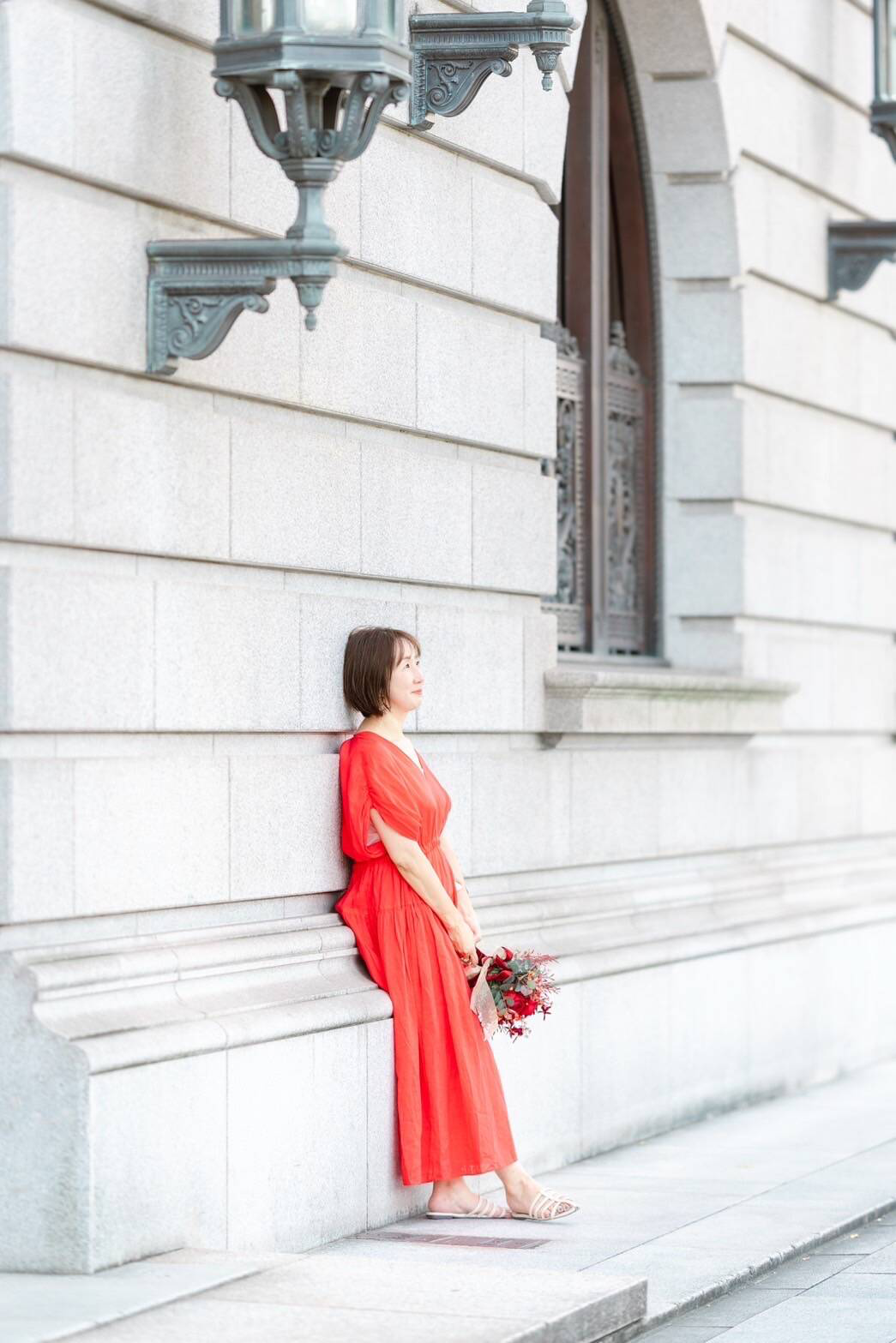 赤いドレスの女性