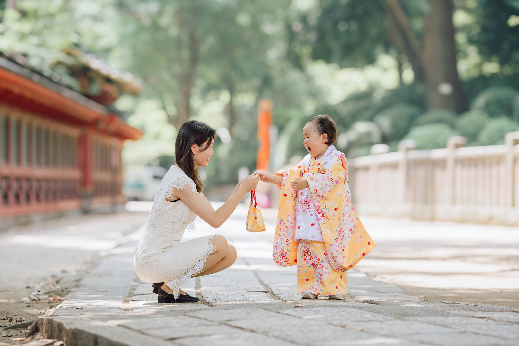 七五三、境内でお母さんと見つめ合う女の子